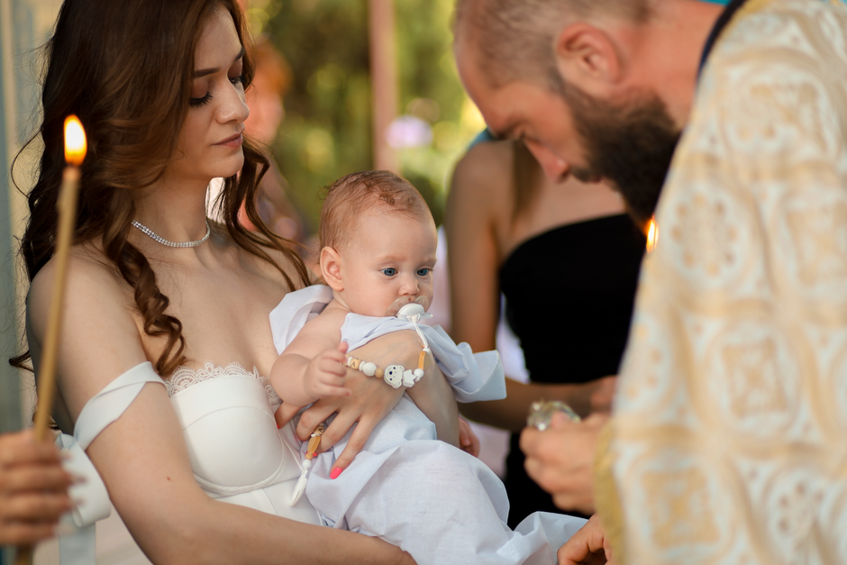 Cérémonie de baptême avec la mère et le prêtre