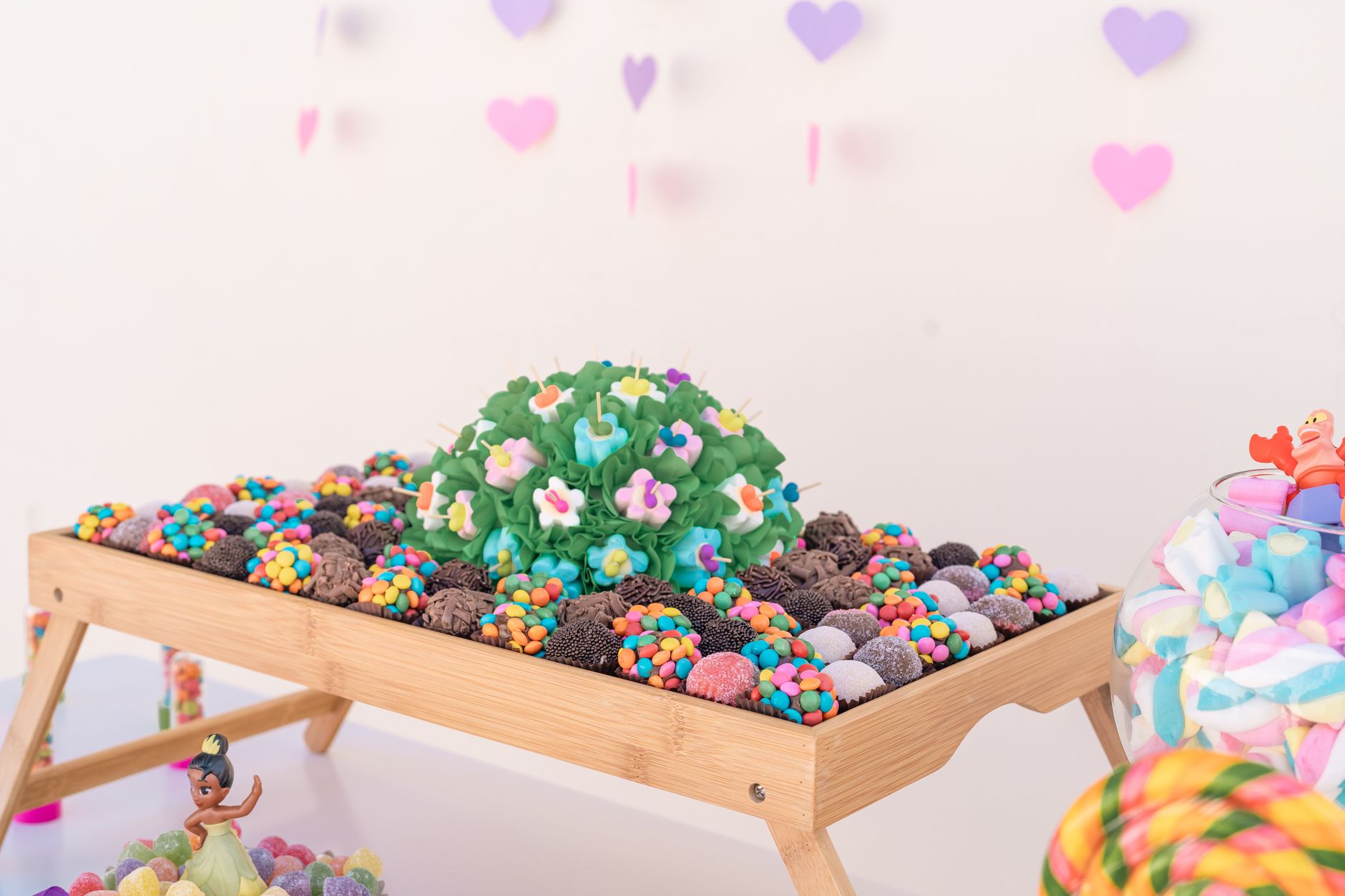 Bar à bonbons coloré sur table en bois