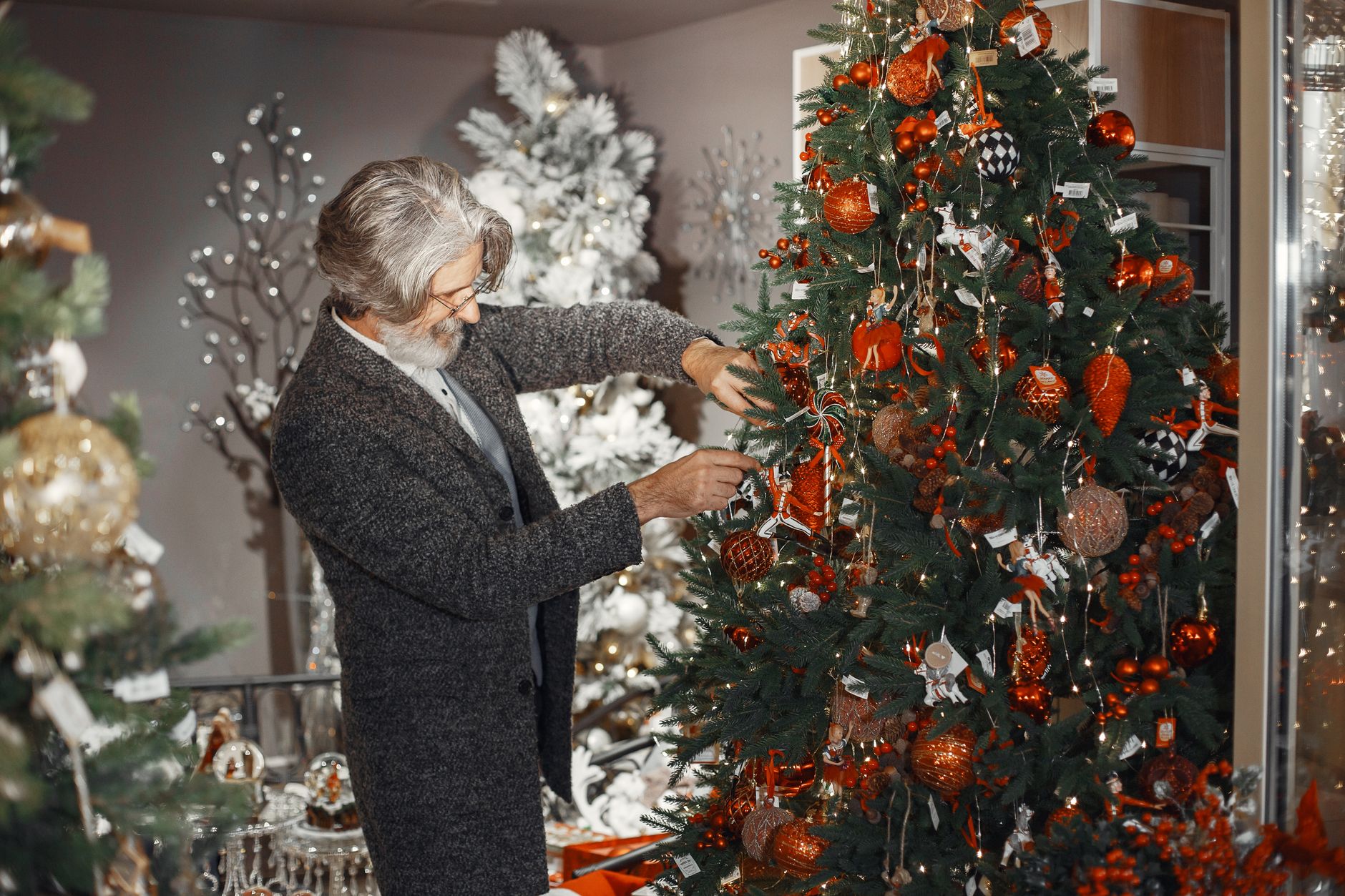 Boules de Noël réparties sur les branches d’un sapin