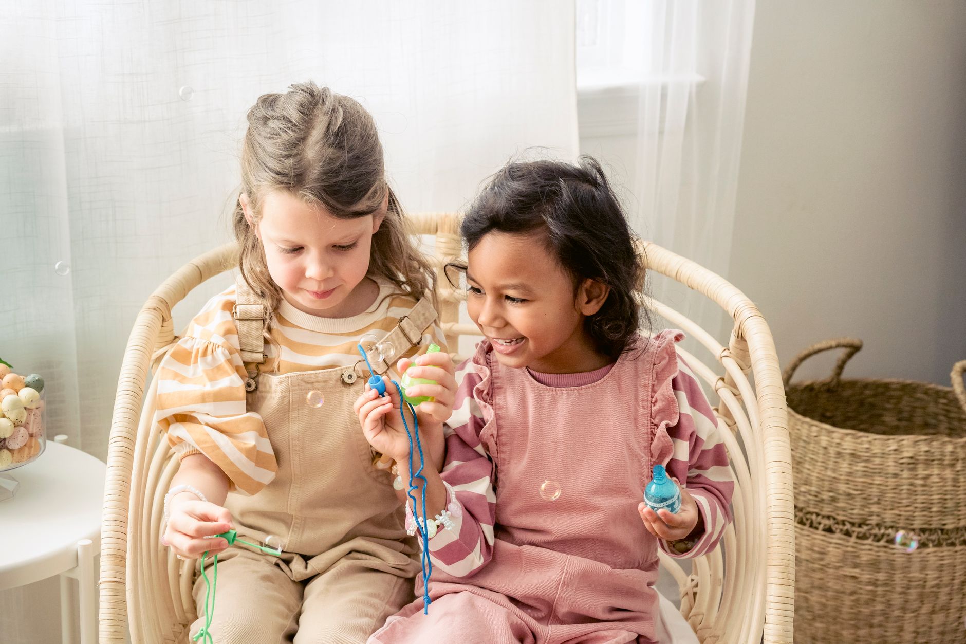 Deux enfants qui soufflent des bulles de savon ensemble