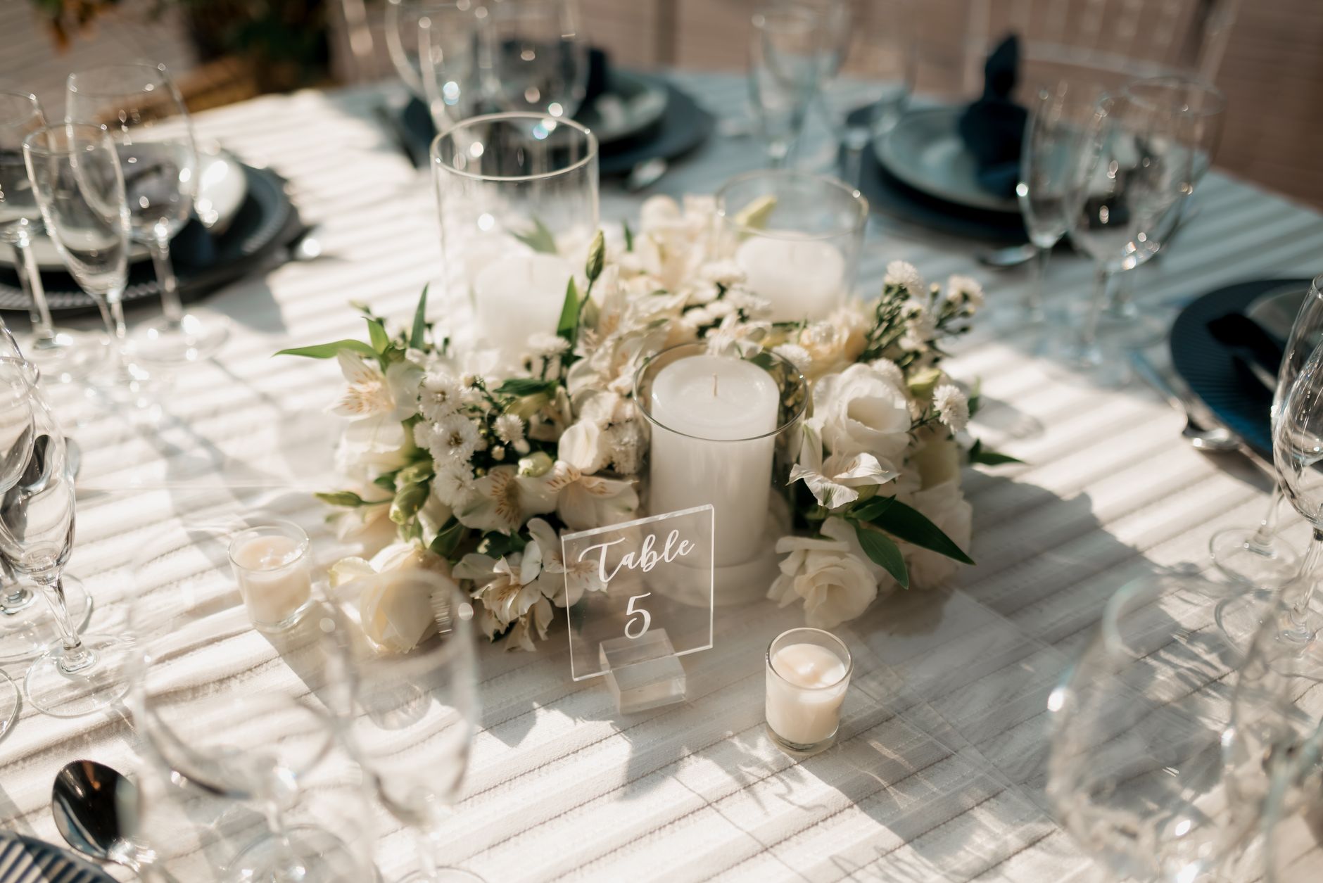 Centre de table rond avec fleurs blanches et bougies