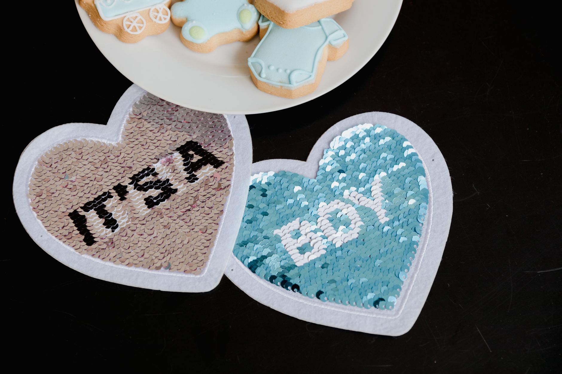 Décor coeur rose et biscuits pour annonce bébé