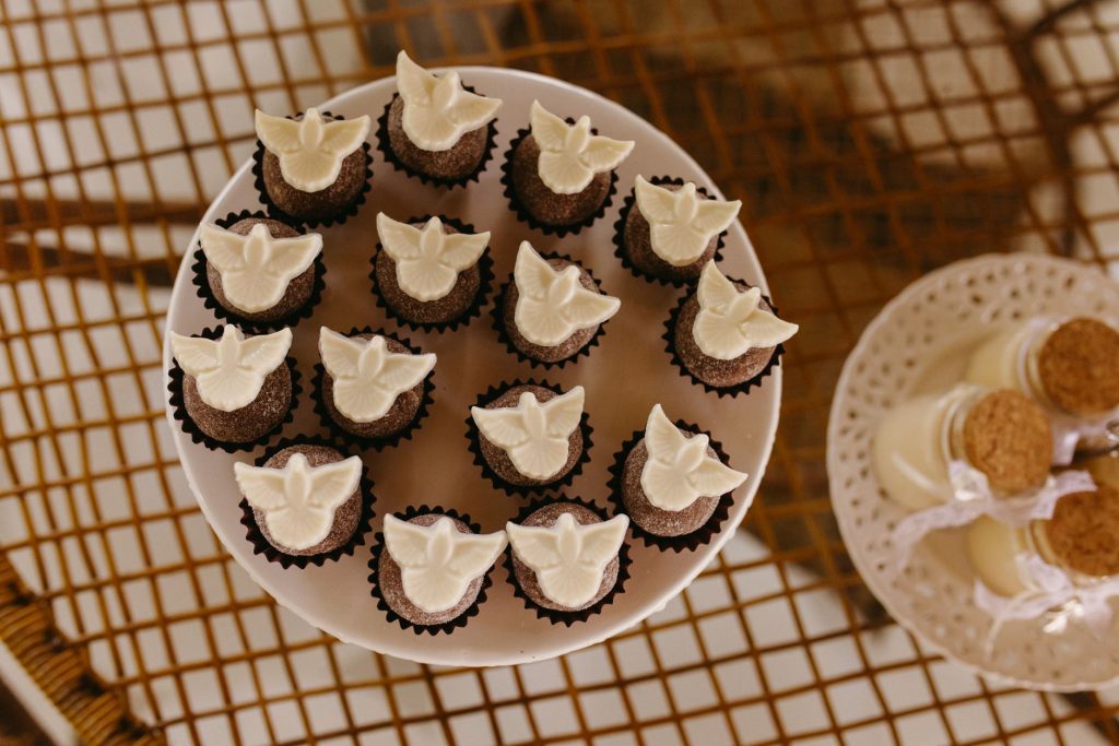 Cupcakes ornés de colombes blanches pour une célébration