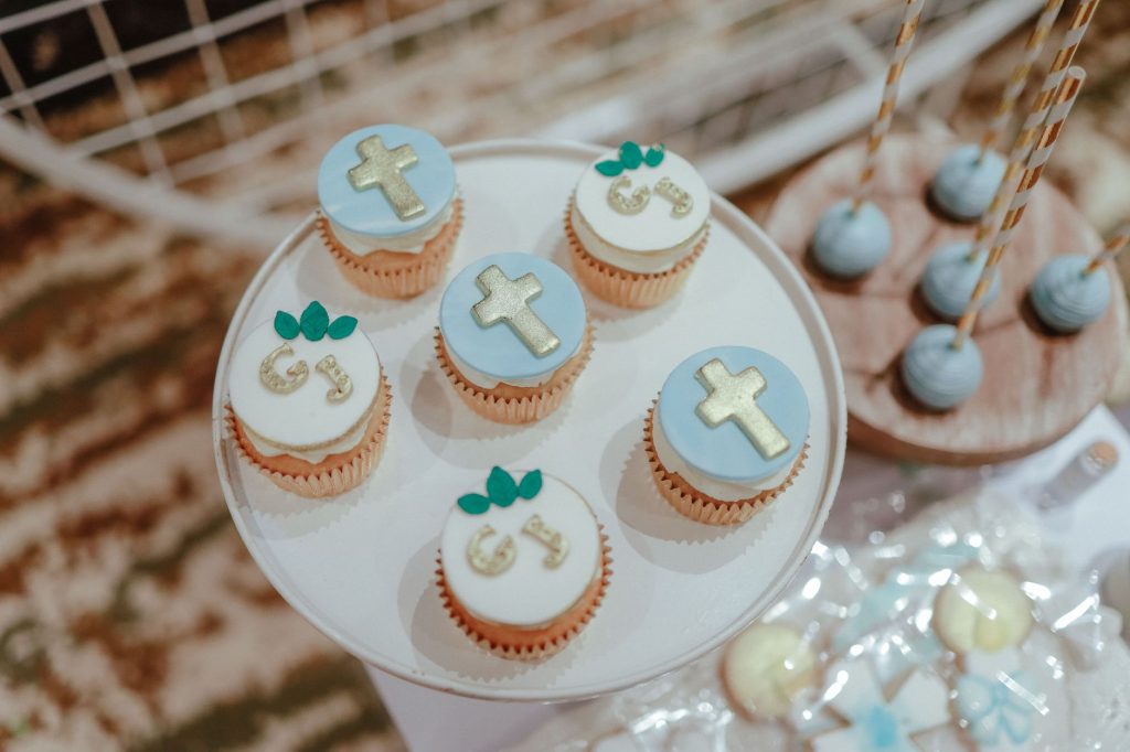 Cupcakes décorés d'une croix pour une cérémonie religieuse