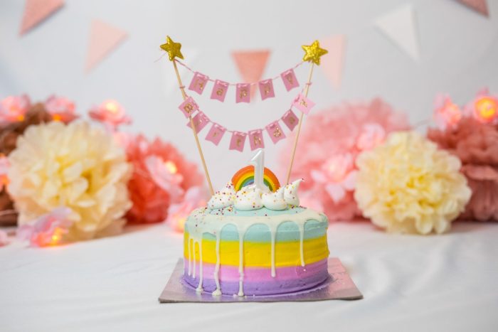 Réussissez une déco d&rsquo;anniversaire arc-en-ciel pastel
