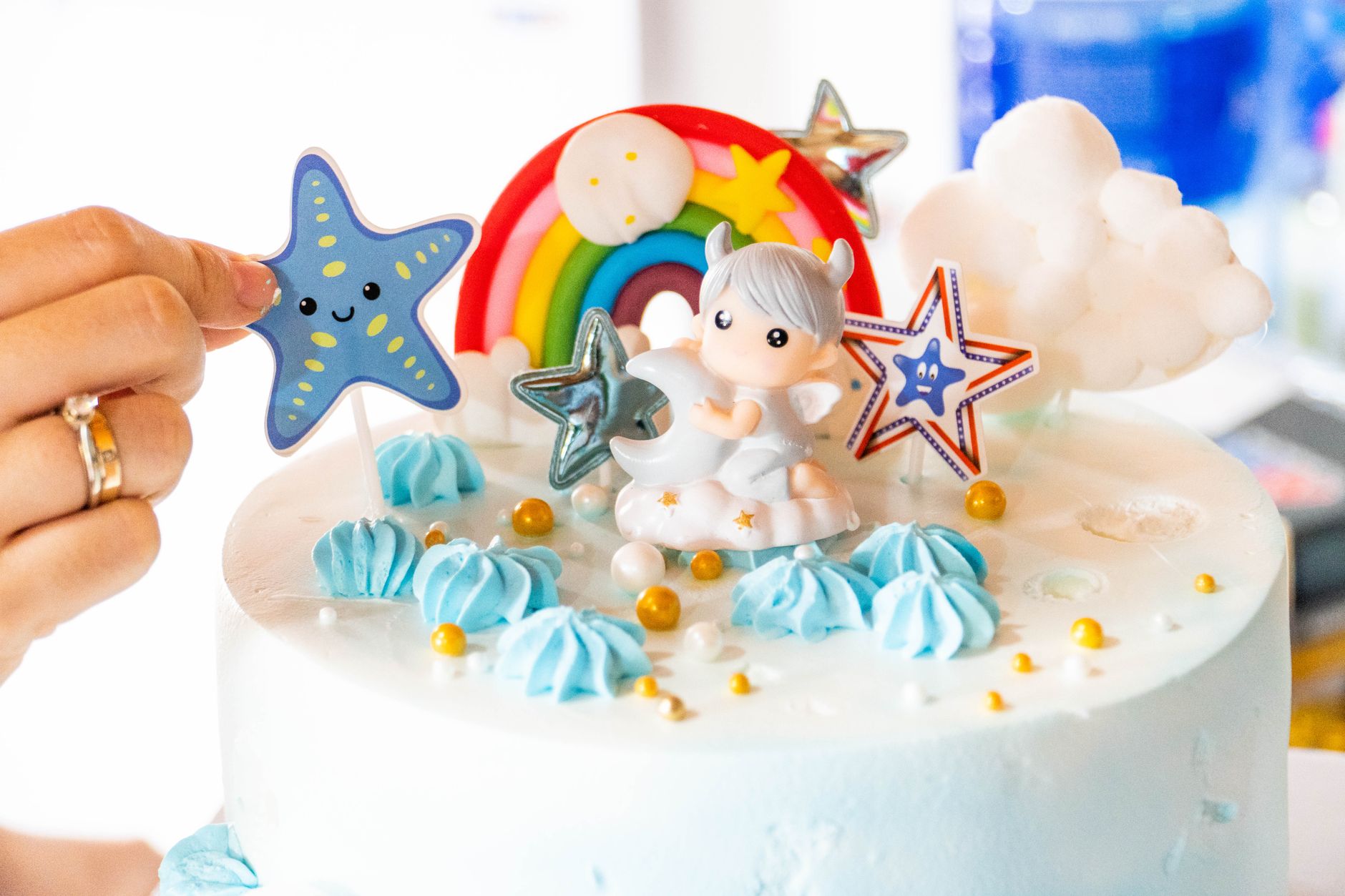 Gâteau arc-en-ciel pastel décor étoilé