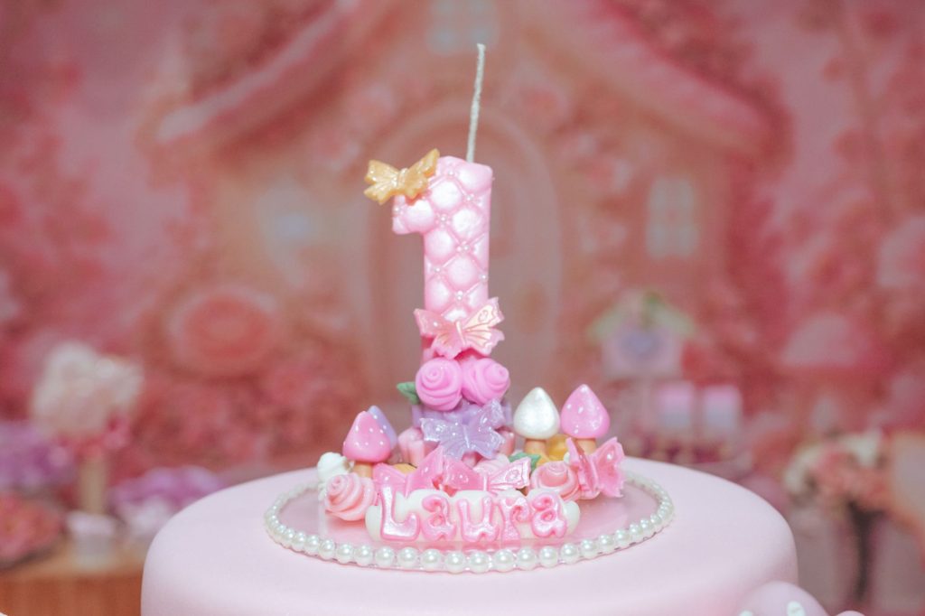 Gâteau rose avec bougie chiffre pour une fête d'enfant