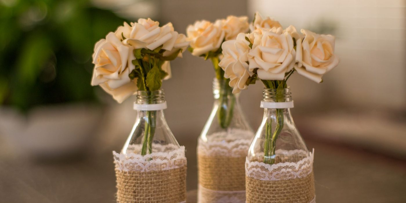 Décorer un grand vase en verre pour une table de fête