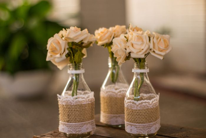 Décorer un grand vase en verre pour une table de fête