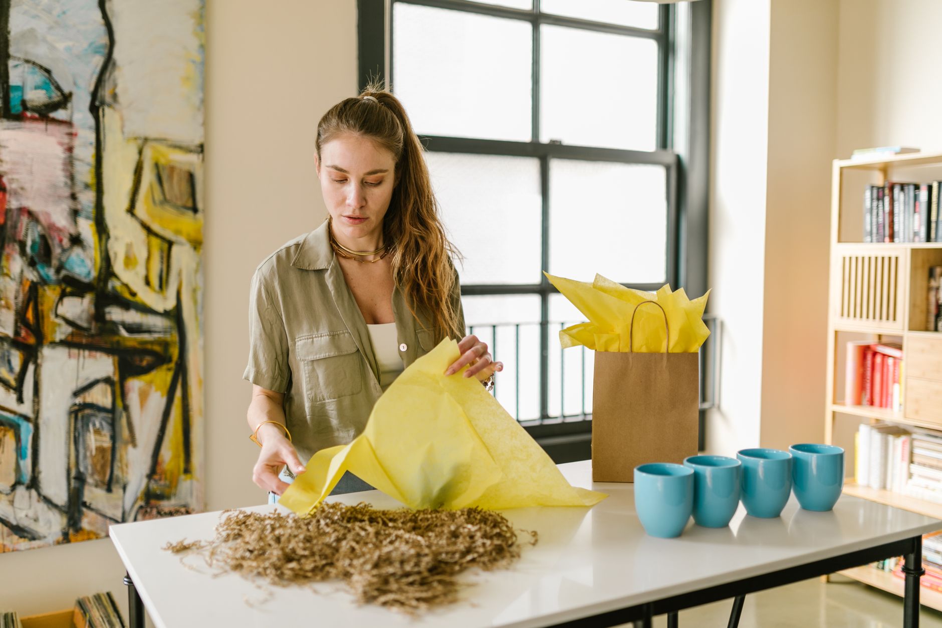 Papier de soie jaune utilisé pour un emballage cadeau