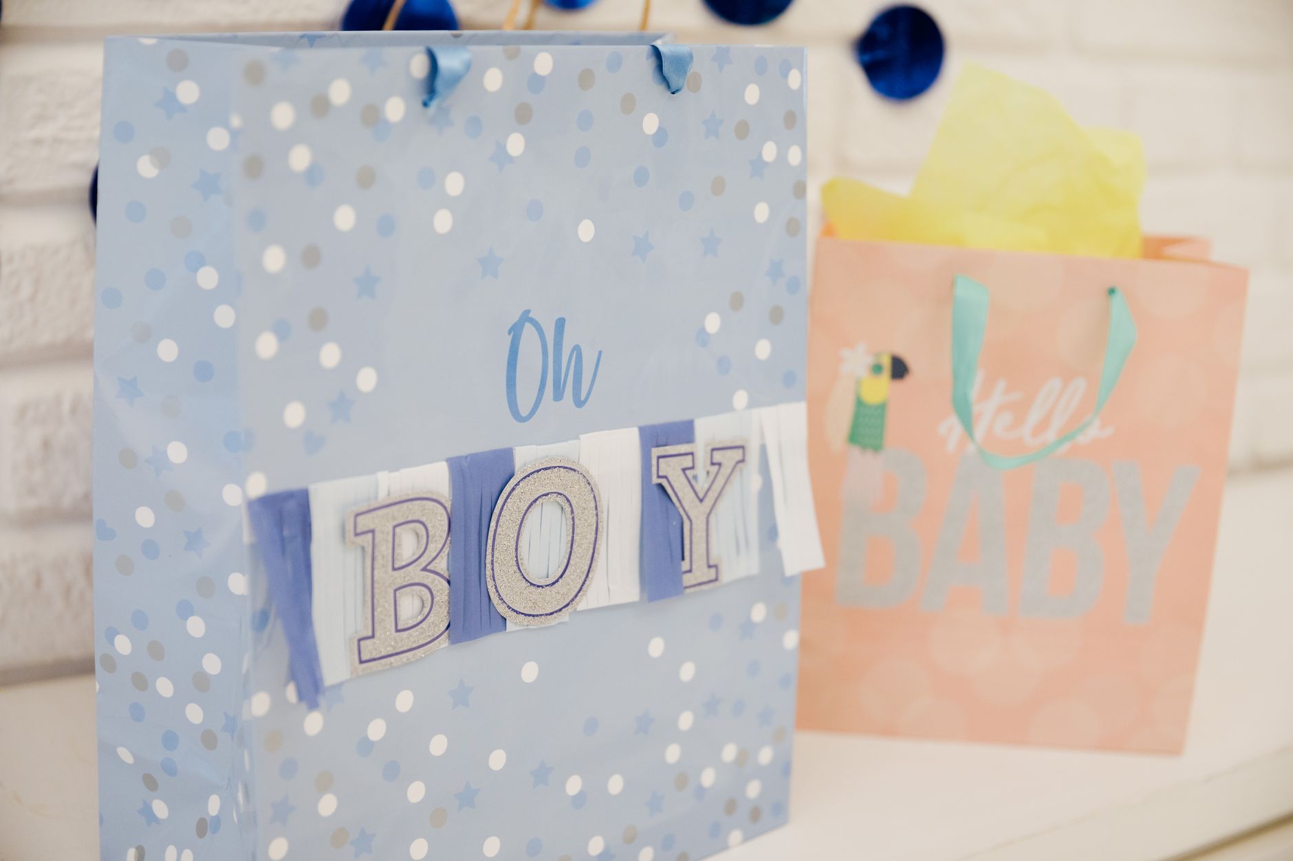 Sachets cadeaux bleu et rose pour une baby shower