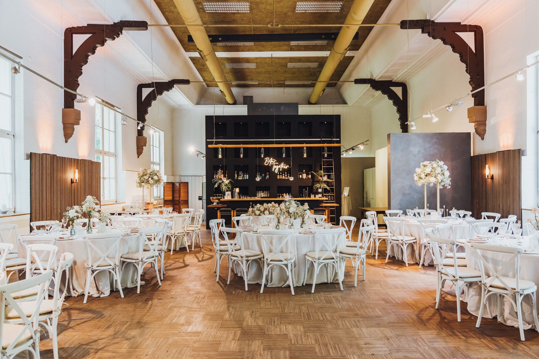 Salle de réception avec tables rondes et compositions florales