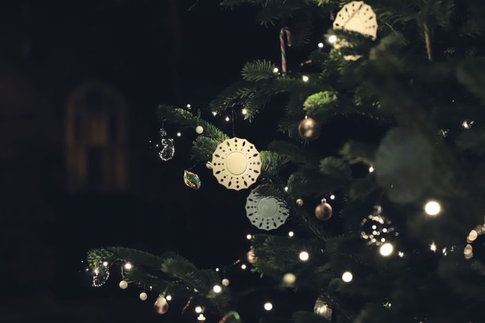 Comment décorer un sapin de Noël sans le rater ?