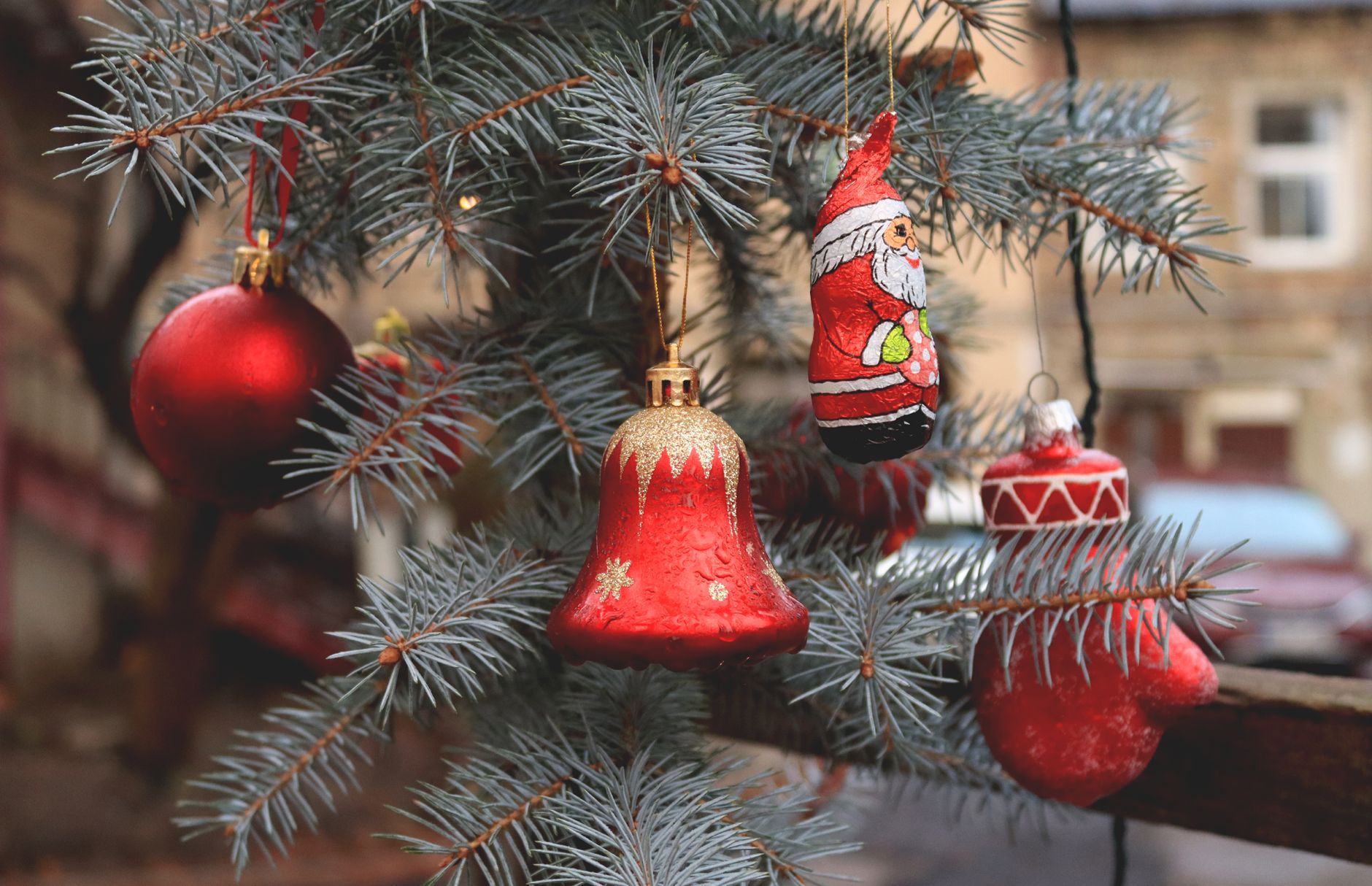 Sommet d’un sapin de Noël décoré avec une étoile