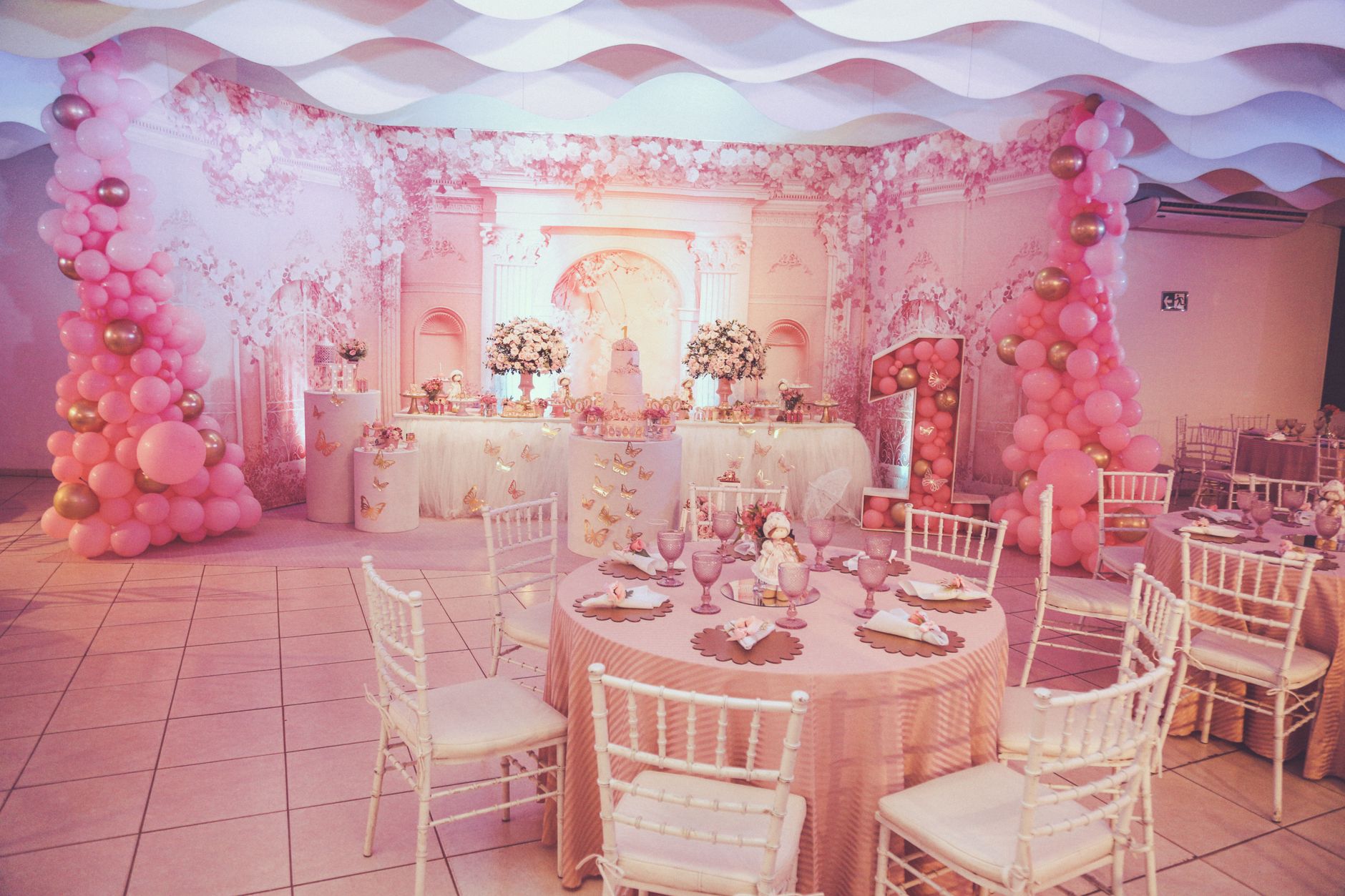 Table décorée avec vaisselle et fleurs pour une fête