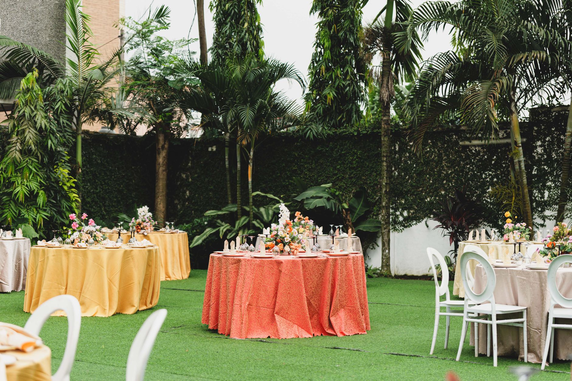 Table dressée pour une réception avec décor floral