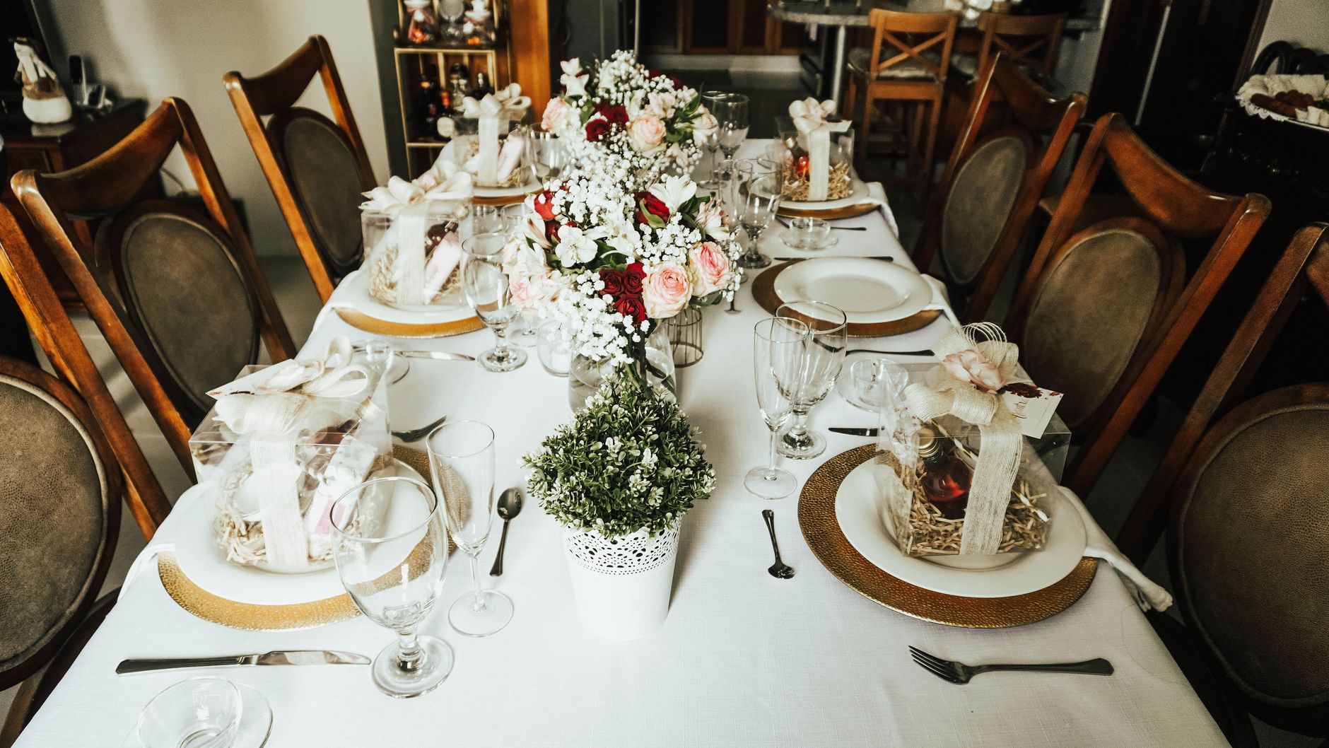 Réception en extérieur avec tables décorées de fleurs