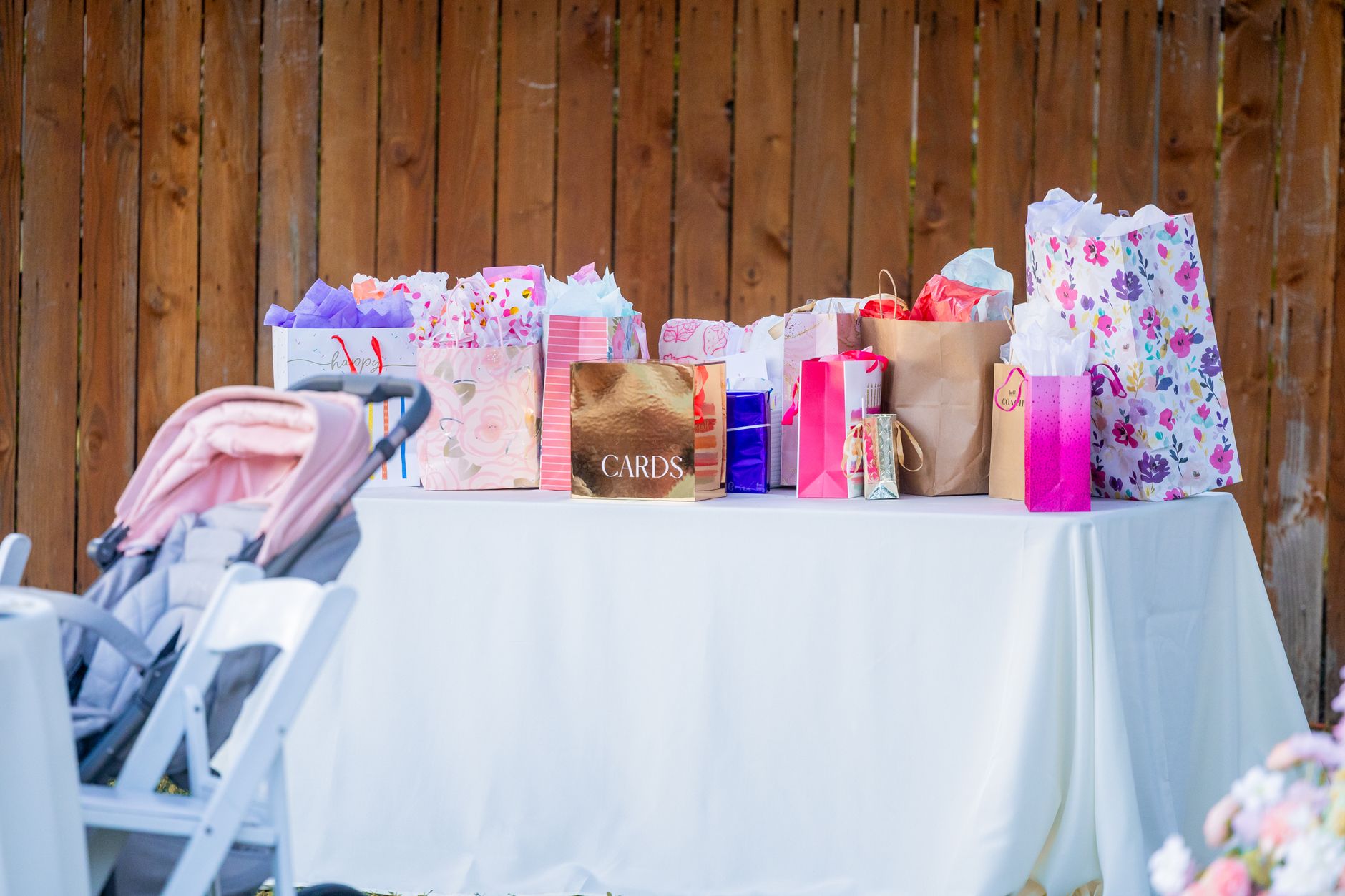 Table de cadeaux emballés lors d’une baby shower
