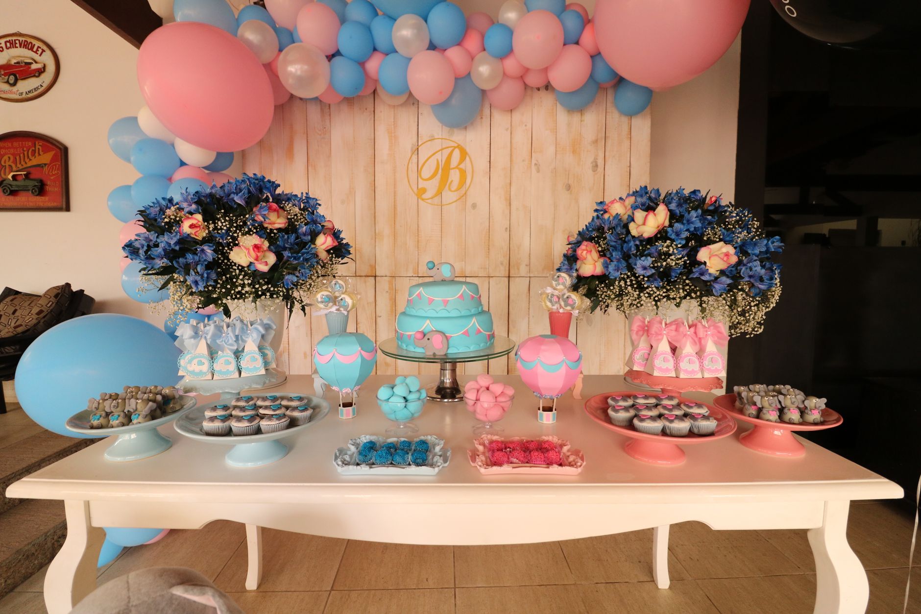 Table de douceurs bleu et rose pour baby shower