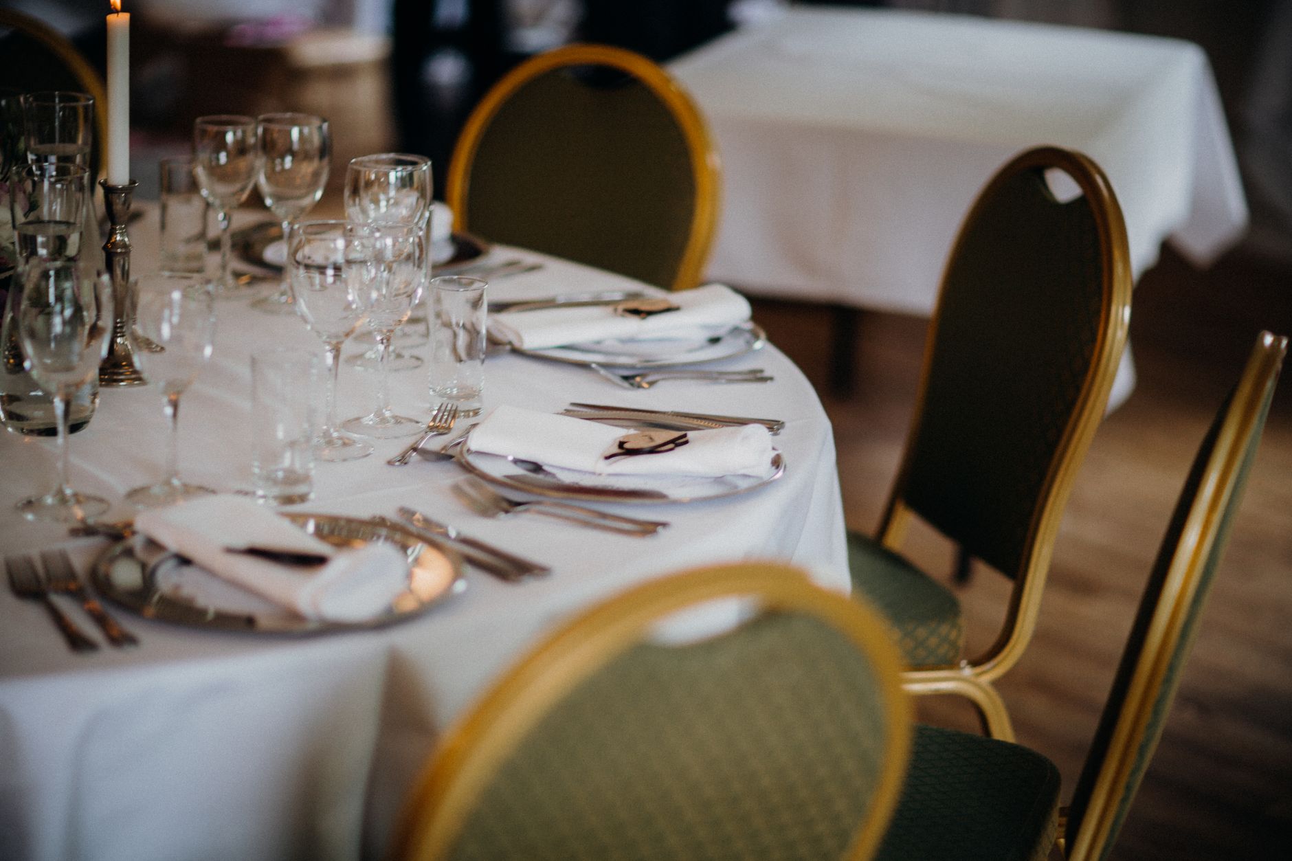 Table dressée avec verrerie et assiettes pour une réception