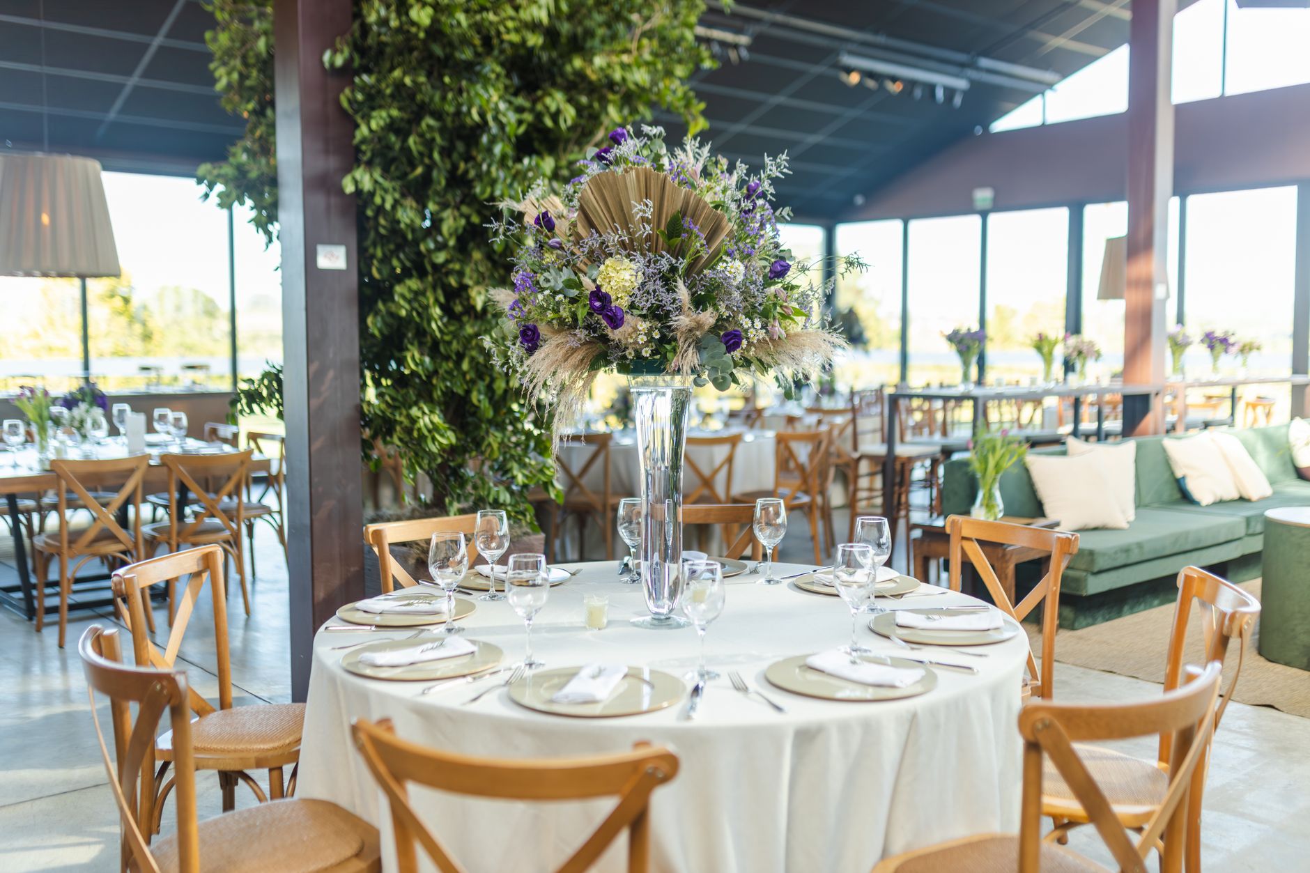 Table de mariage dressée avec centre floral
