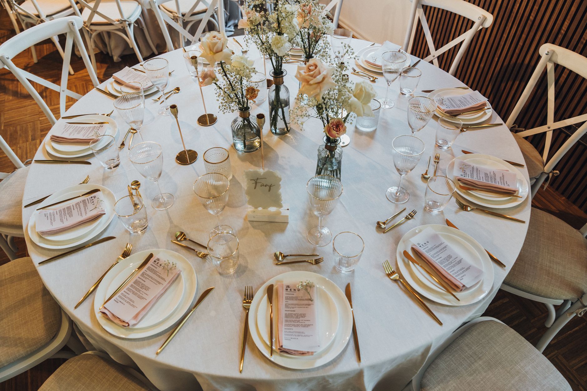 Table de réception dressée avec vaisselle et bouquet central