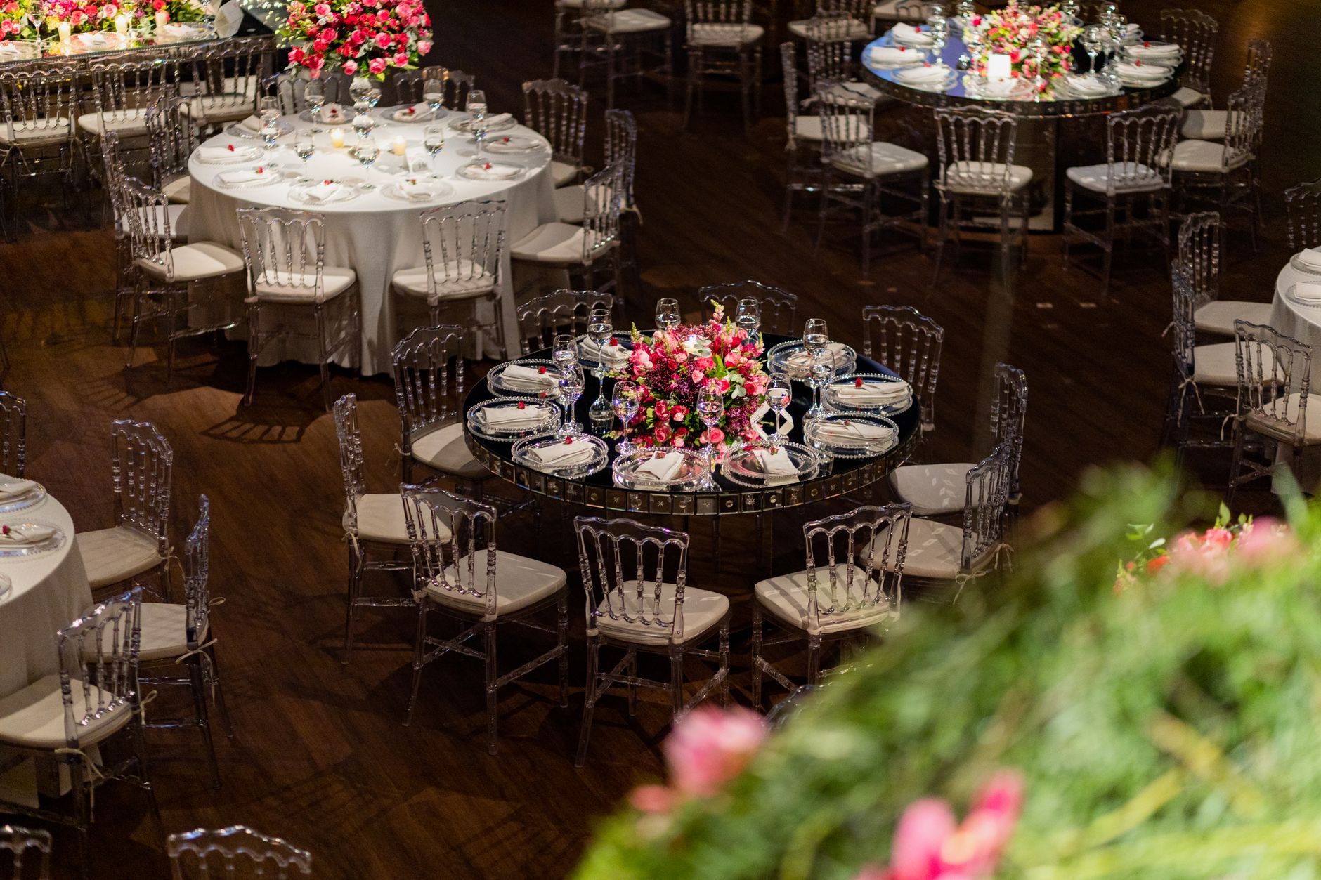 Table de réception ronde dressée avec assiettes fleuries