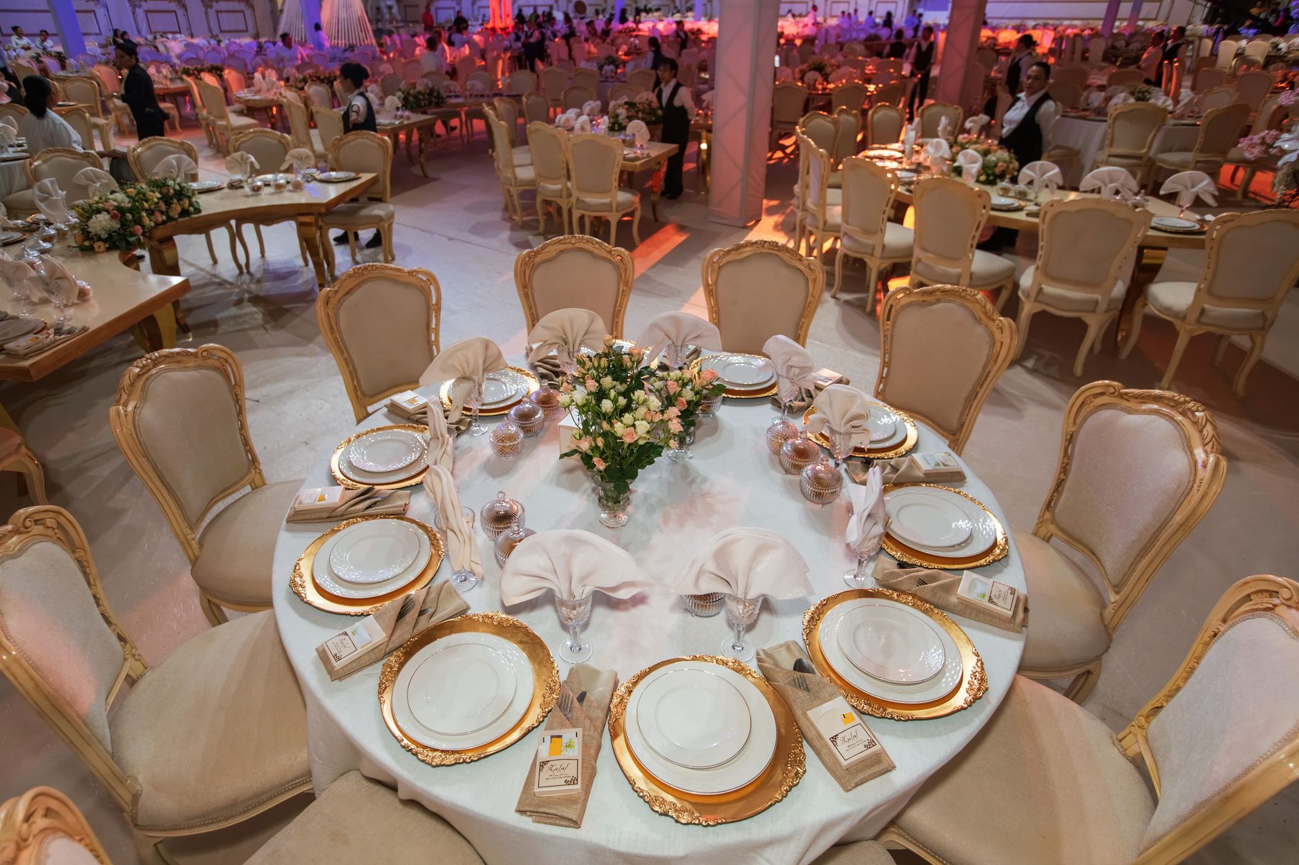 Table ronde de mariage dressée avec chaises habillées