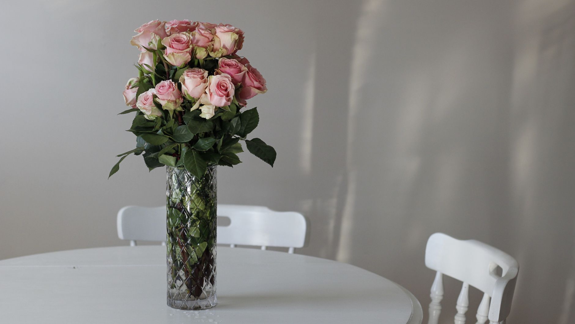 Bouquet de roses dans un vase en cristal