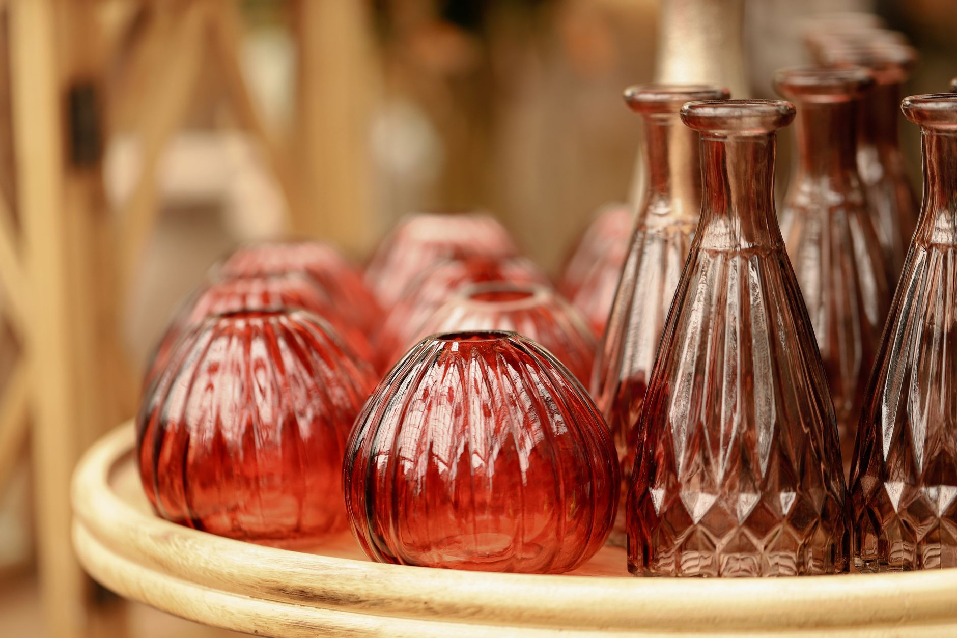 Vases en verre rouge sur un plateau en bois