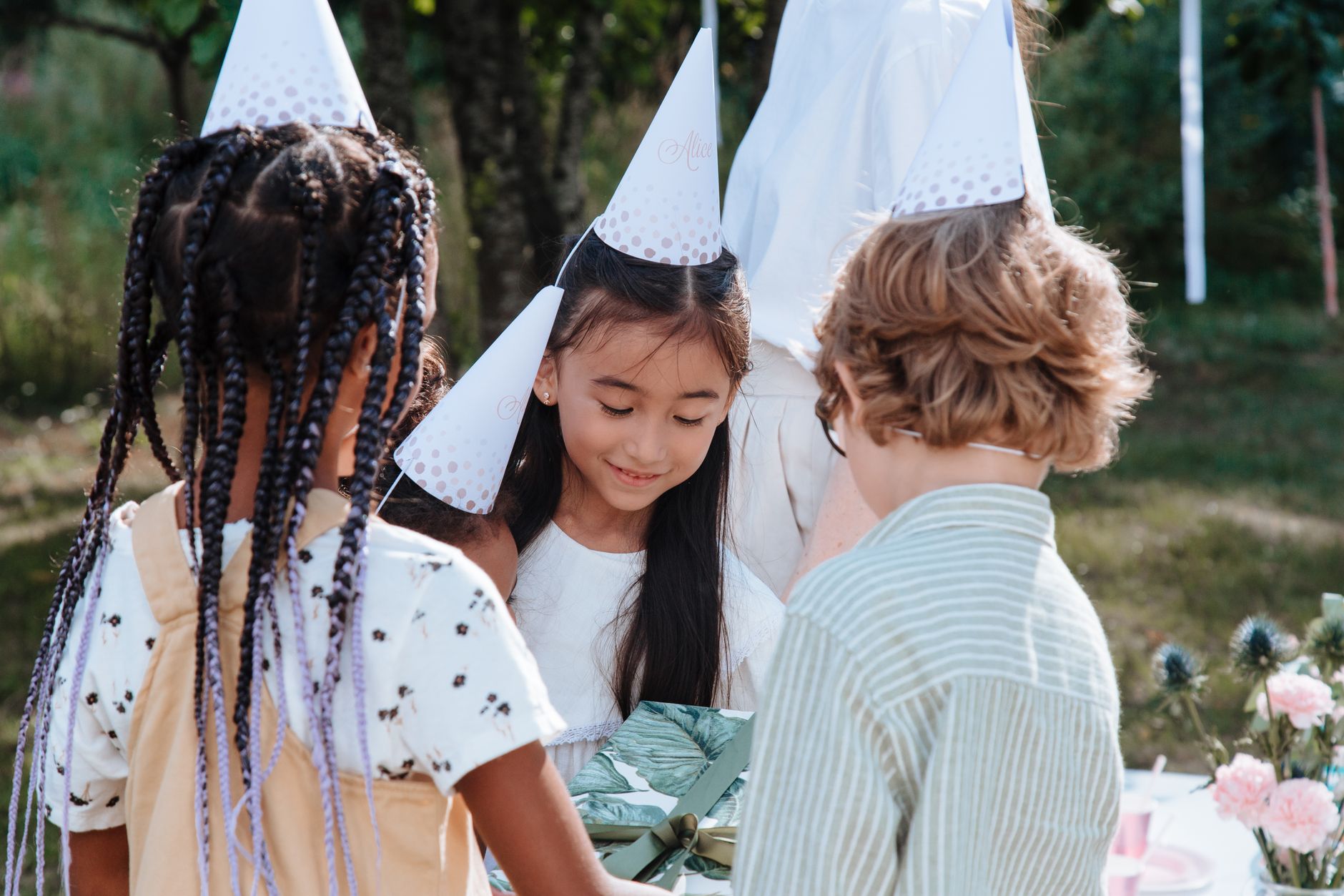 Enfants réunis au jardin pour un anniversaire avec cadeaux