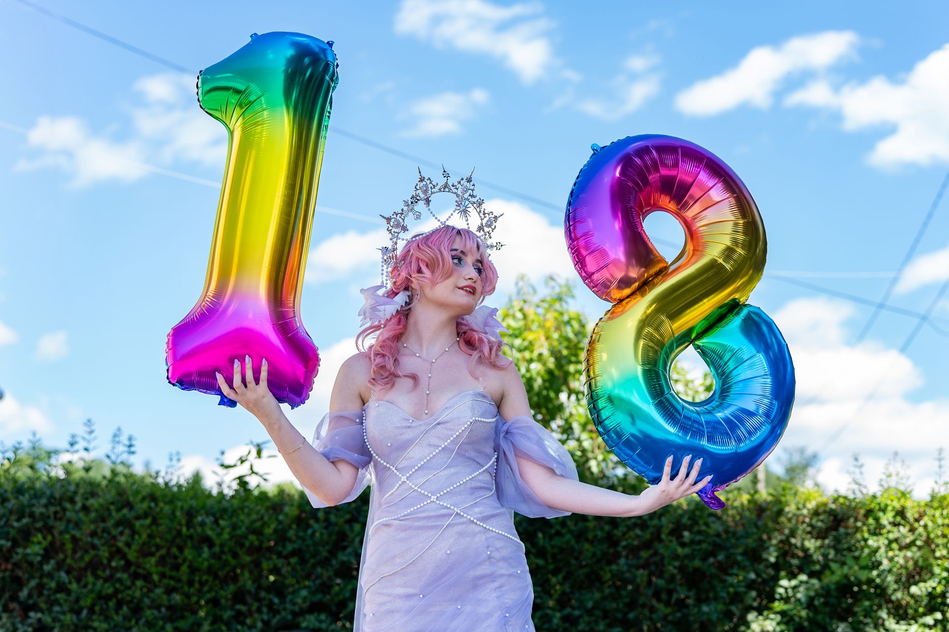 Jeune femme fêtant ses 18 ans avec des ballons chiffres