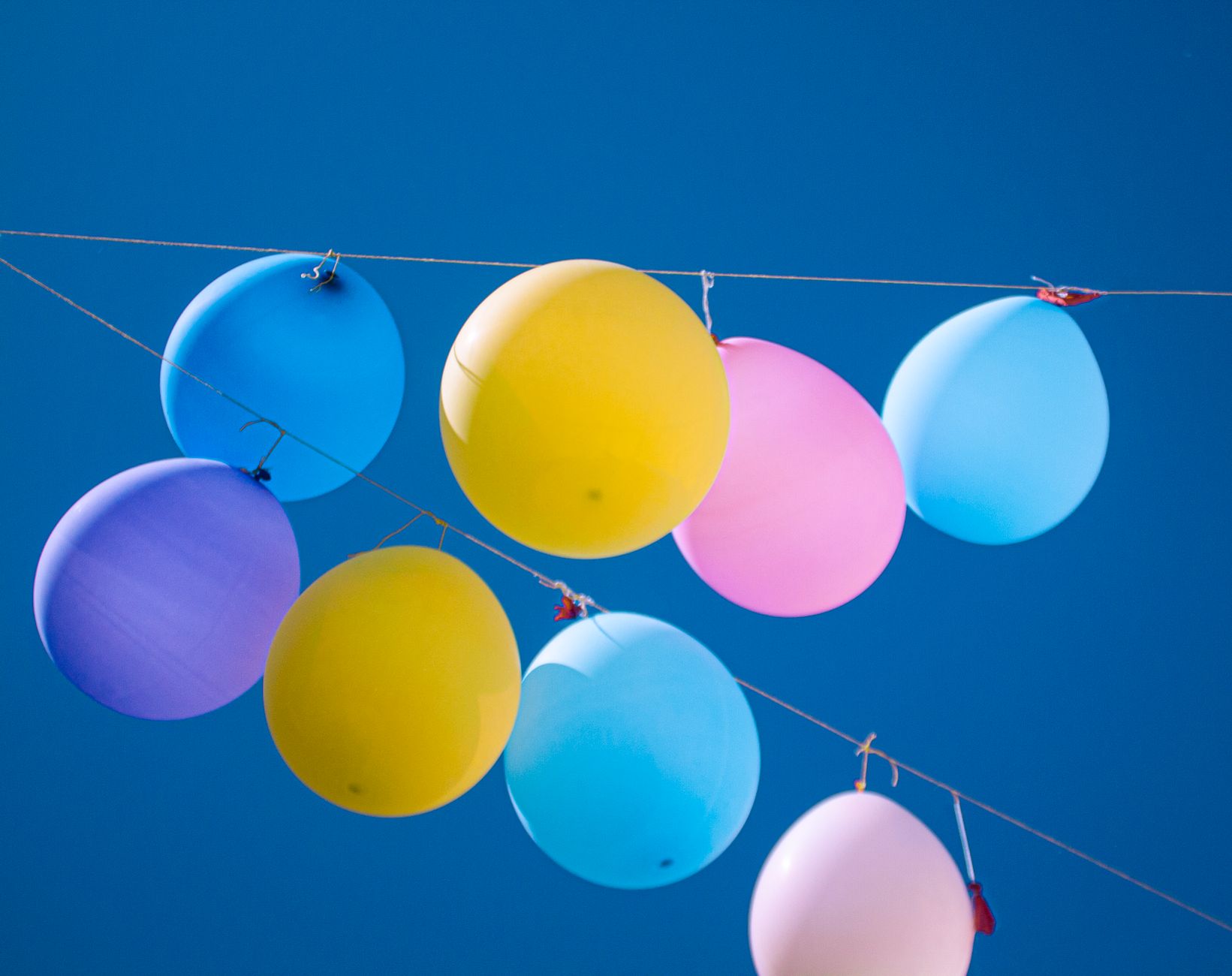 Ballons colorés flottant dans un ciel bleu