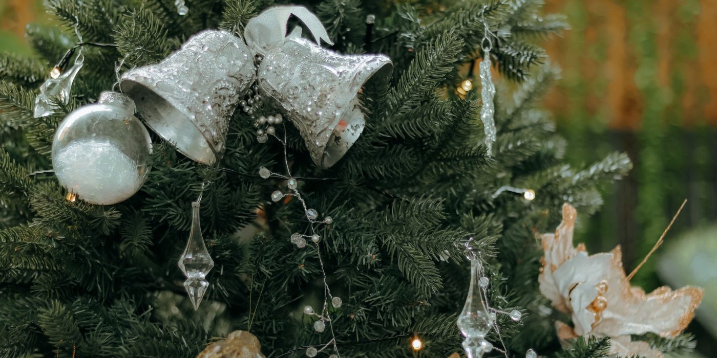 Comment décorer un sapin blanc sans l’écraser ?