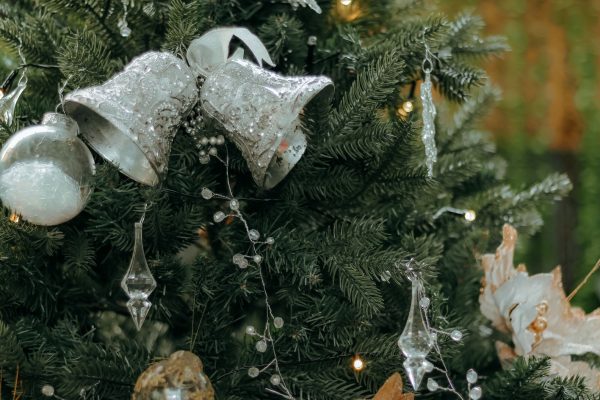 Comment décorer un sapin blanc sans l’écraser ?
