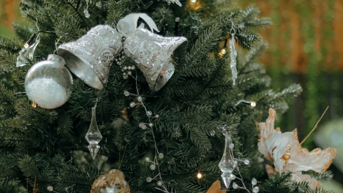 Comment décorer un sapin blanc sans l’écraser ?