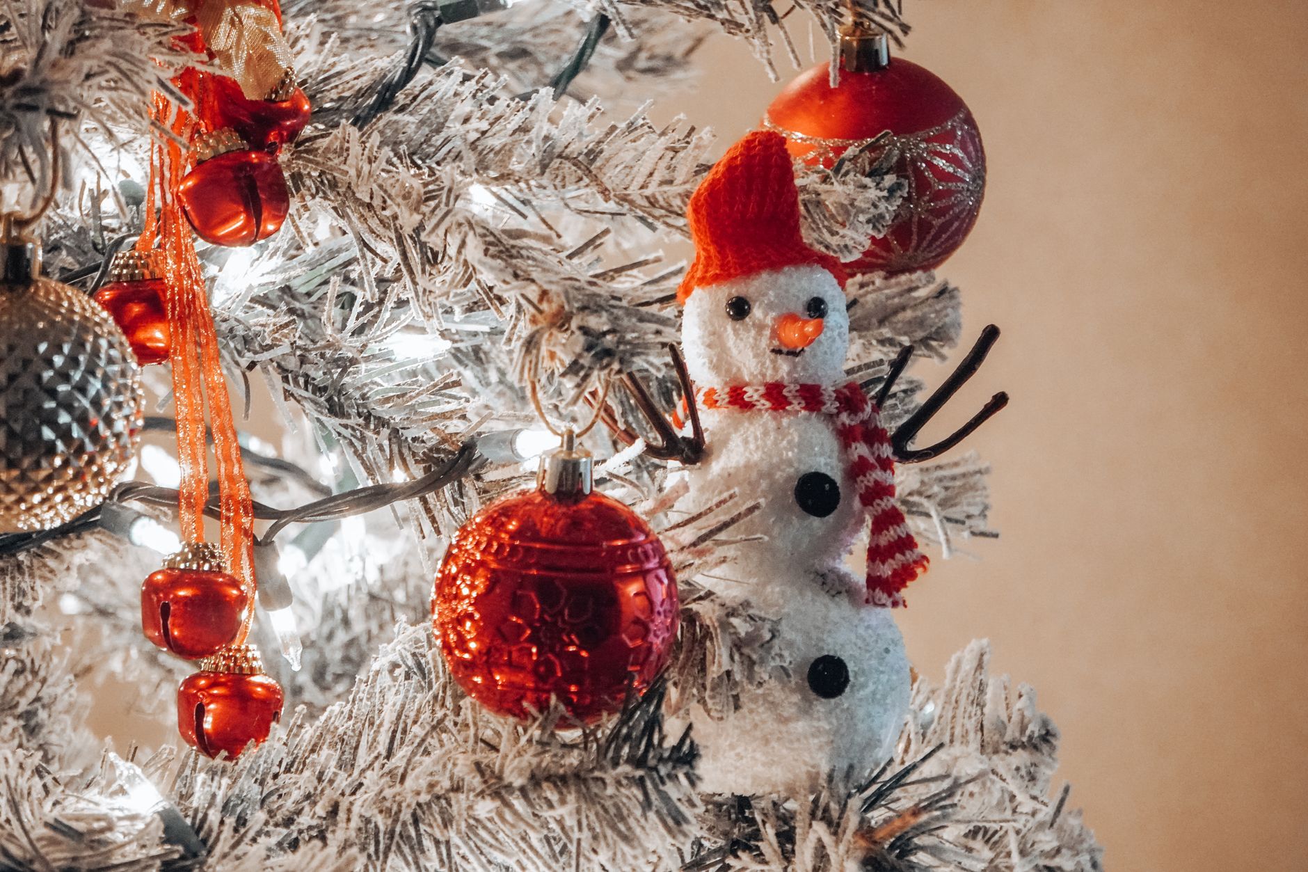 Boules rouges et bonhomme de neige sur un sapin de Noël