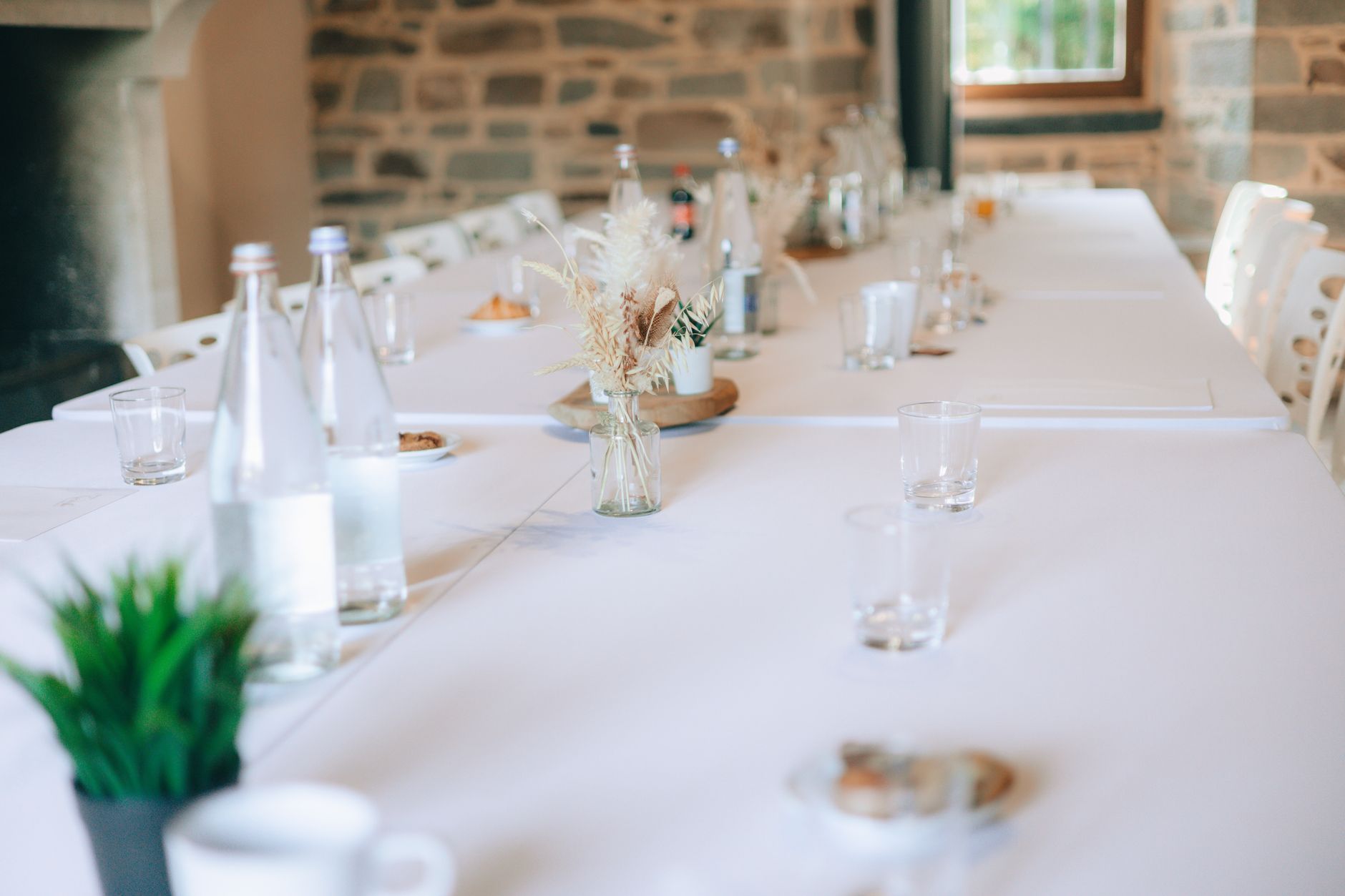 Table de réception décorée de bouteilles et de verres
