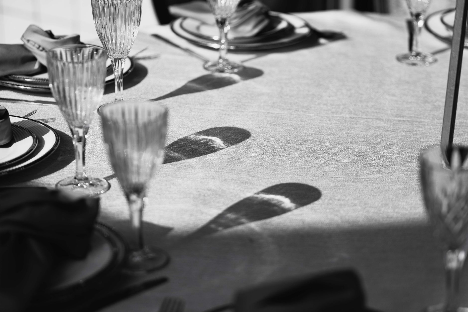 Ombres de verres sur une nappe claire en noir et blanc