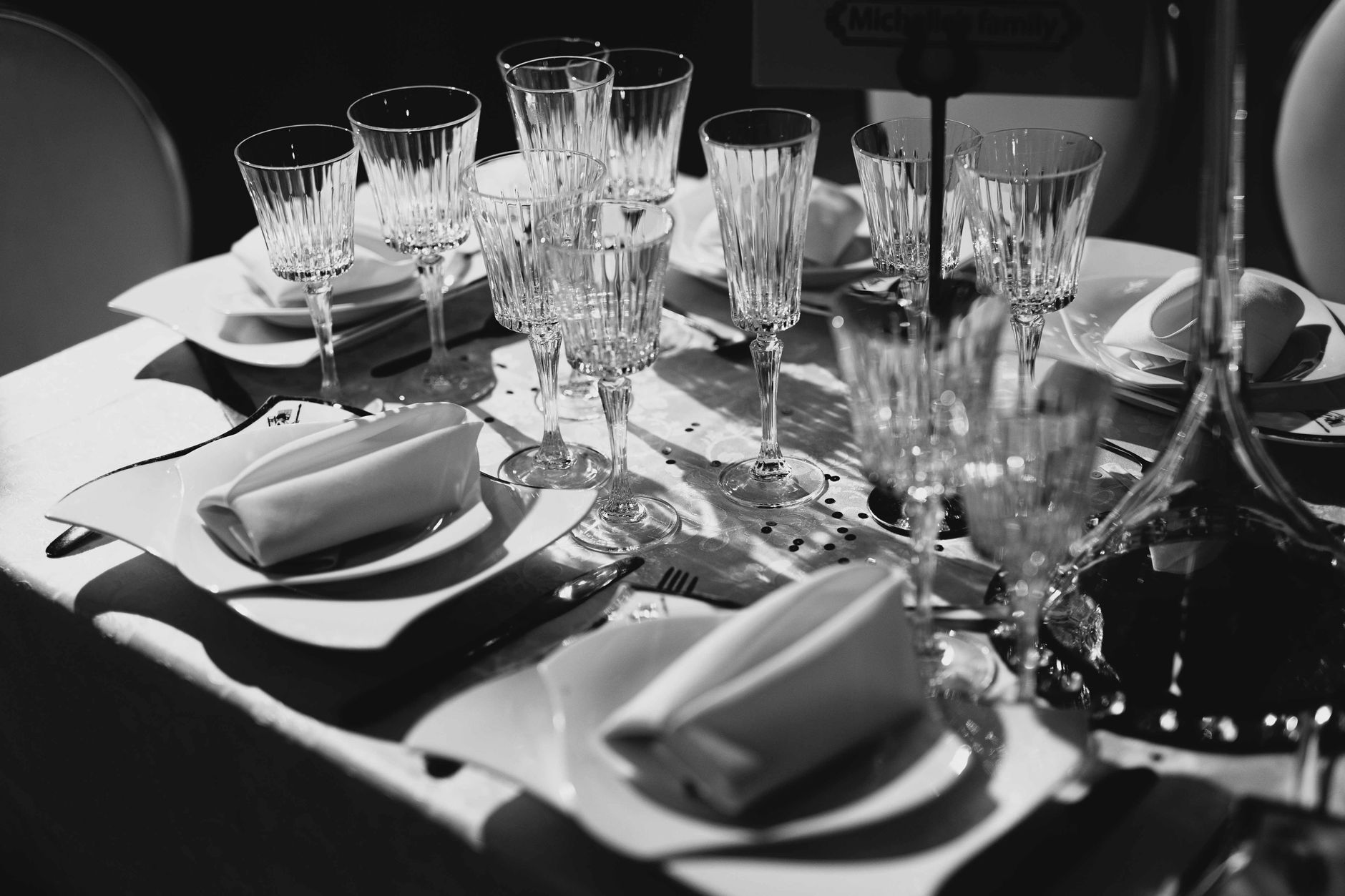Table dressée en noir et blanc avec verres en cristal