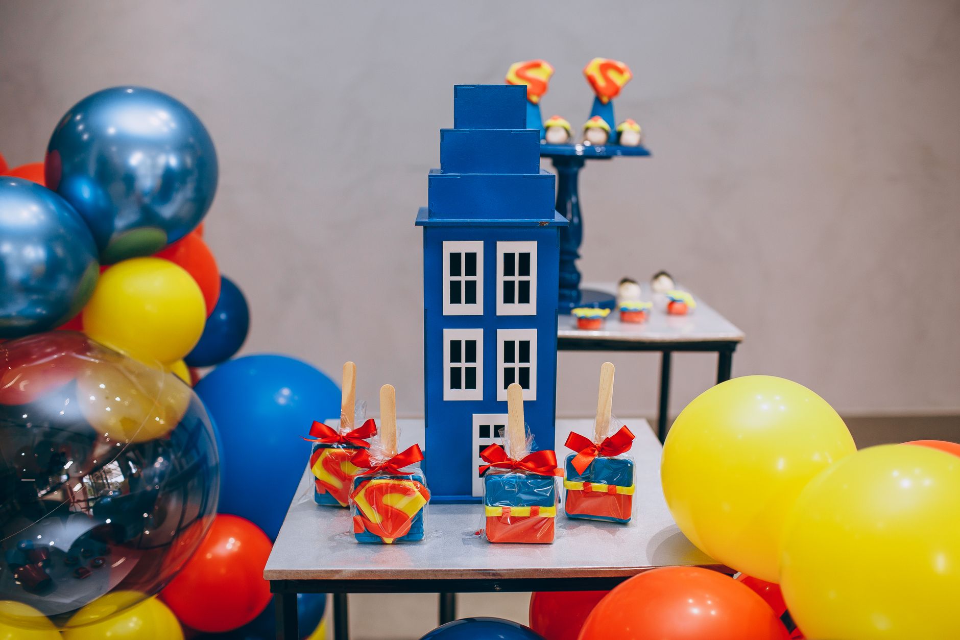 Décor de fête aux ballons colorés sur table sucrée