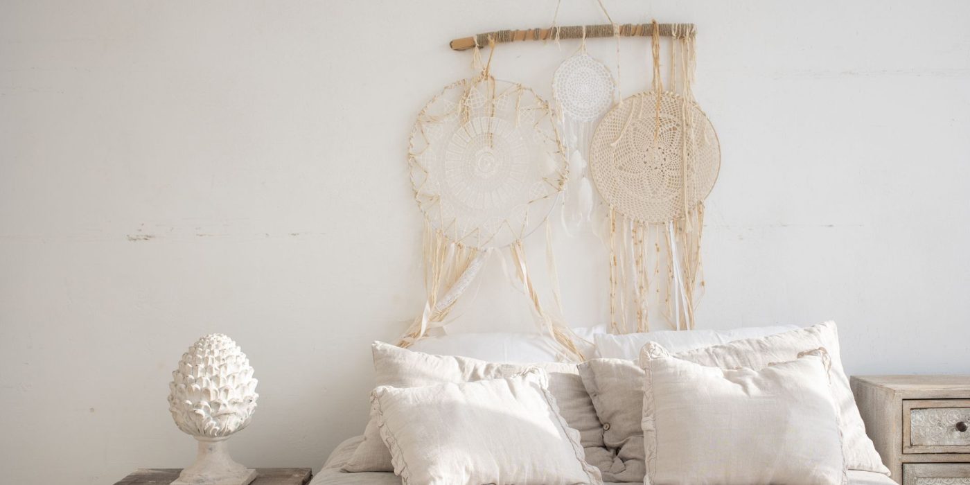Décoration murale en raphia : comment l’accrocher en fête ?