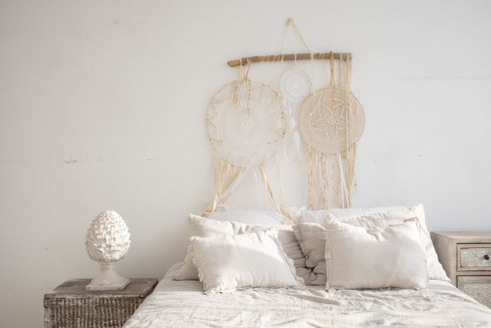 Décoration murale en raphia : comment l’accrocher en fête ?