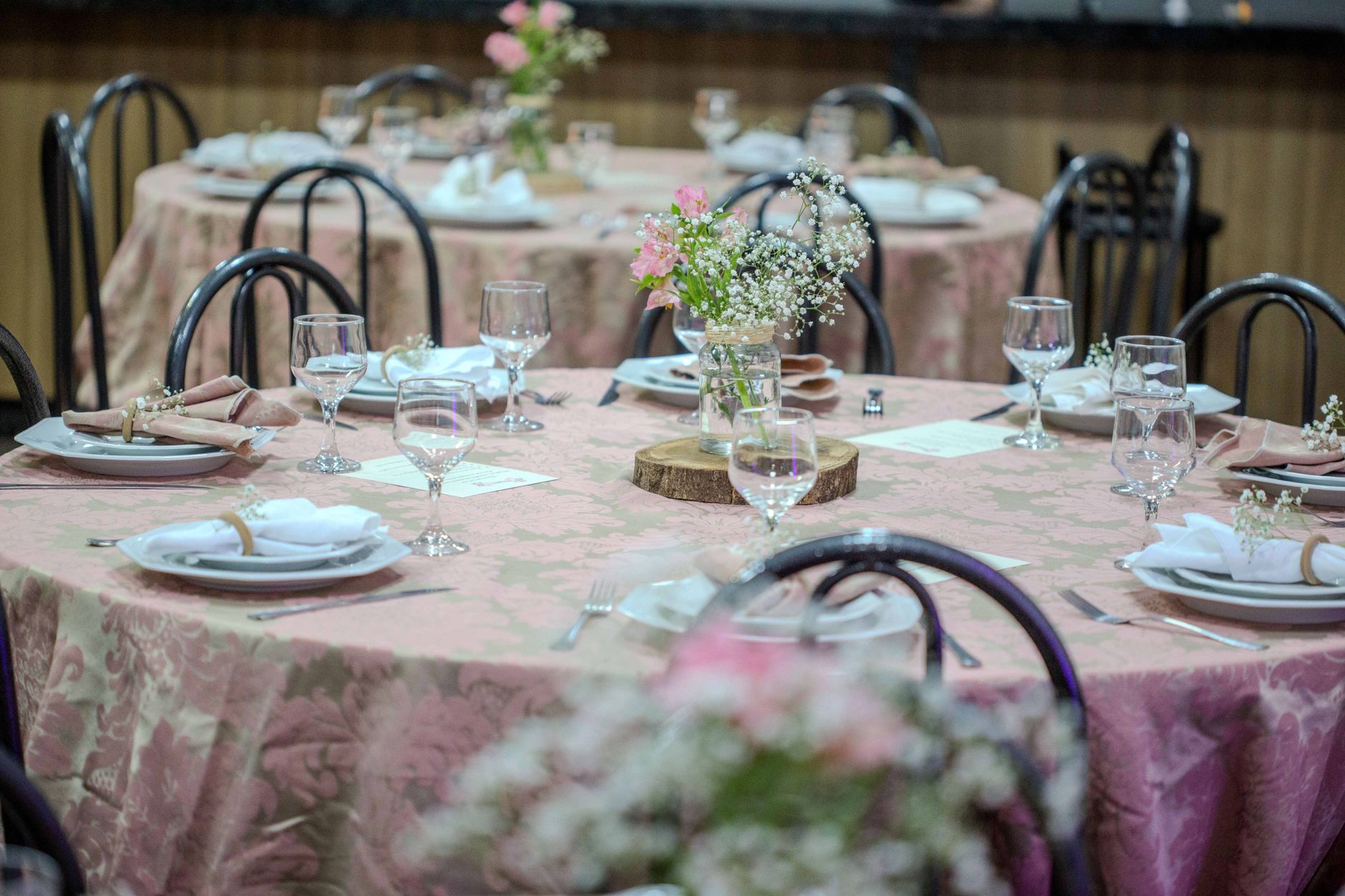 Table dressée avec compositions florales et assiettes