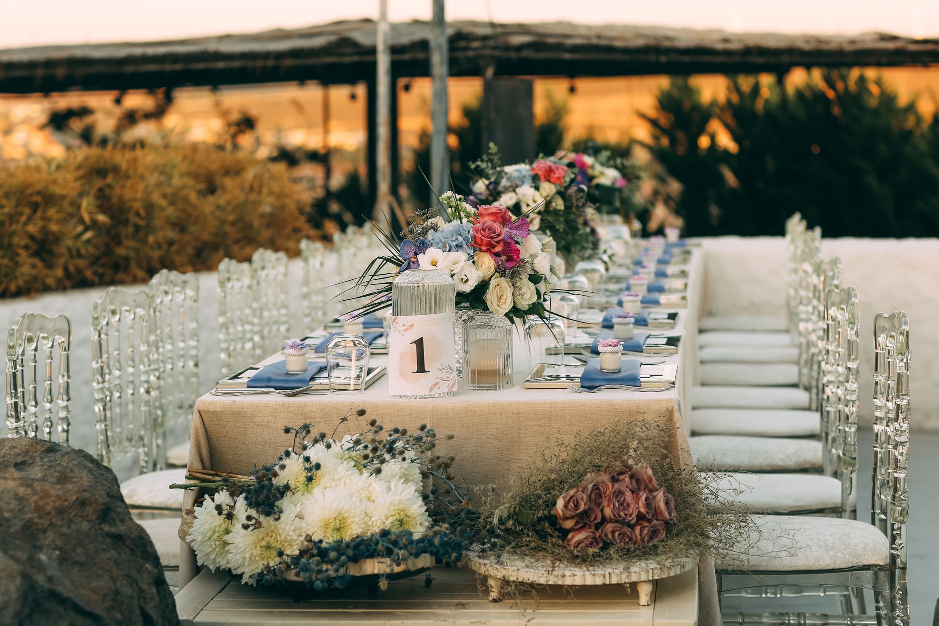 Table de réception dressée en extérieur avec centre fleuri