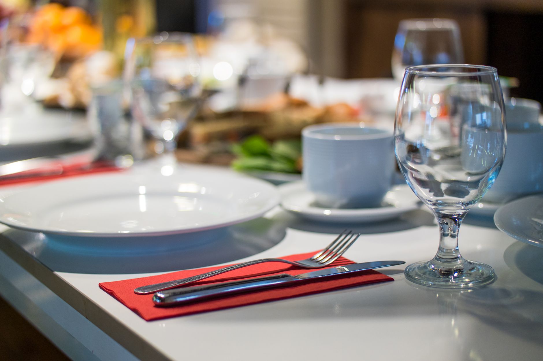 Verres et couverts alignés sur une table dressée