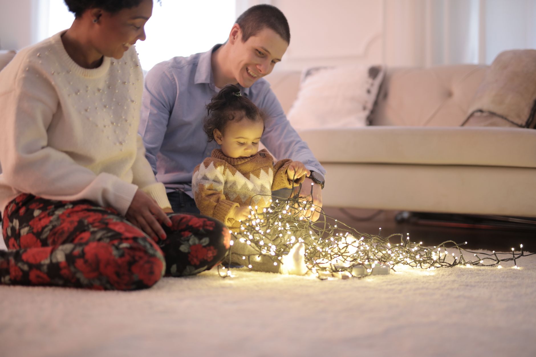 Famille réunie autour de guirlandes lumineuses