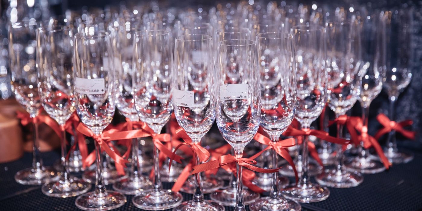 Comment mettre les verres sur une table de fête ?