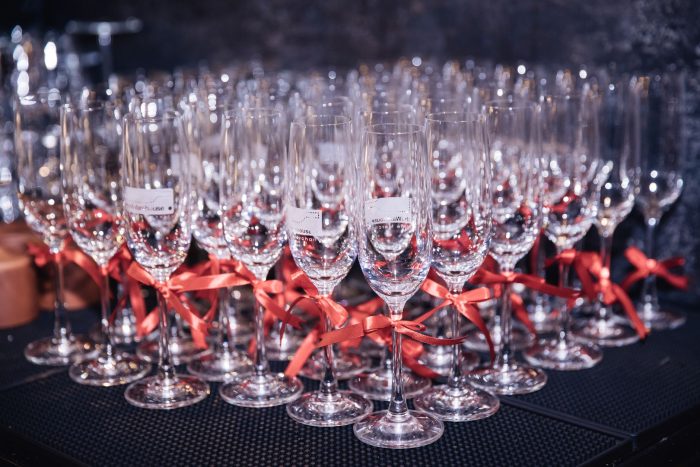 Comment mettre les verres sur une table de fête ?