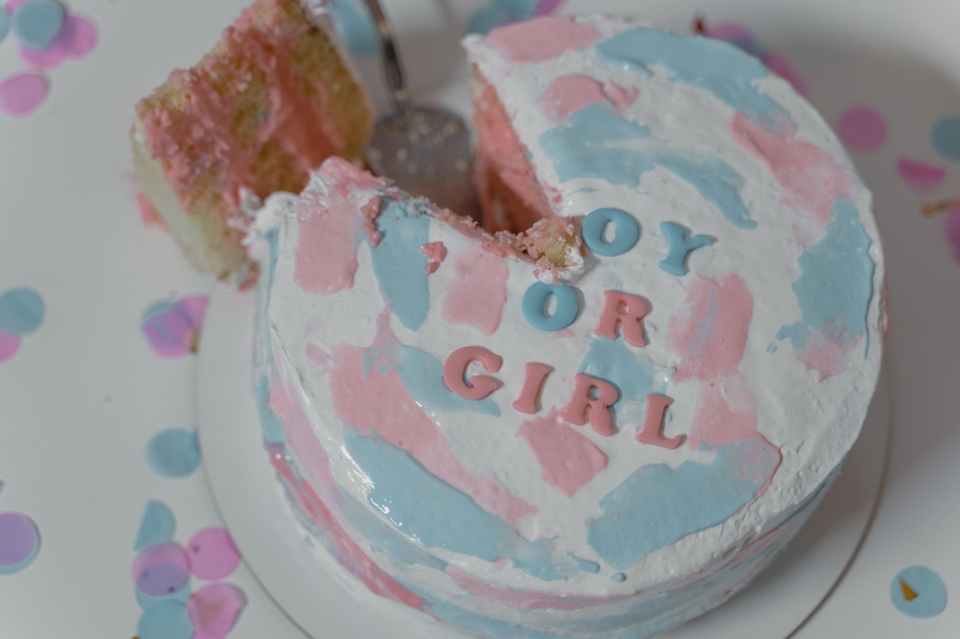 Gâteau à glaçage rose et bleu